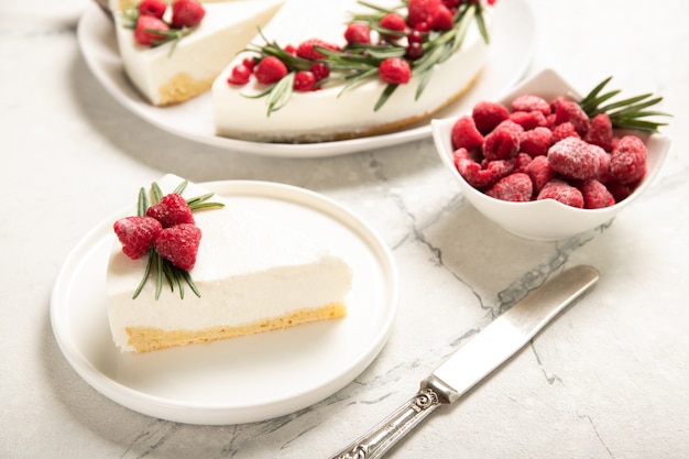 Assiette avec un délicieux gâteau au fromage aux framboises. Sur un fond en bois