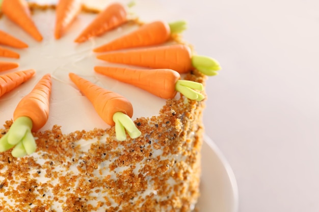 Assiette avec un délicieux gâteau aux carottes sur fond clair