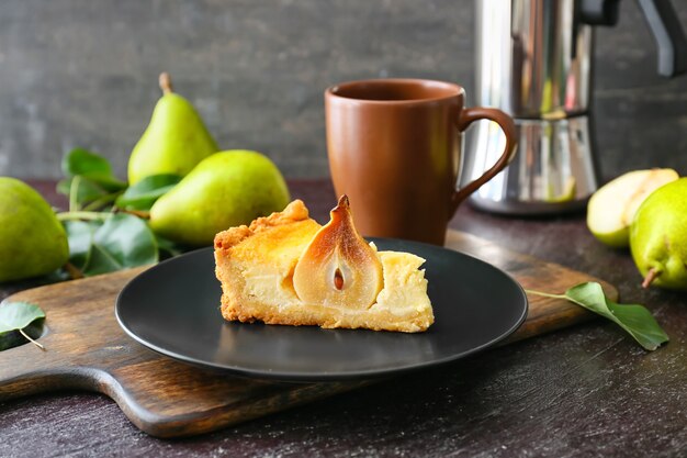 Assiette avec un délicieux gâteau aux poires sur la table