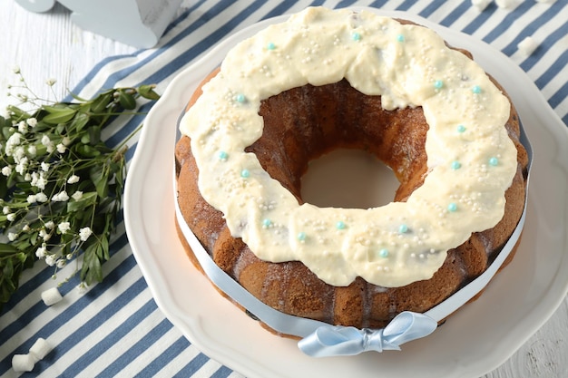 Assiette avec un délicieux gâteau de Pâques sur la table