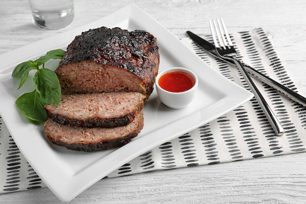 Assiette avec un délicieux pain de viande de dinde cuit au four sur la table