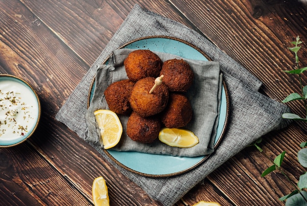 Assiette de délicieux plat de falafel avec sauce au yaourt sur la table