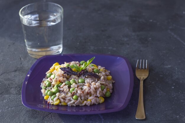 Assiette de délicieux riz brun et légumes