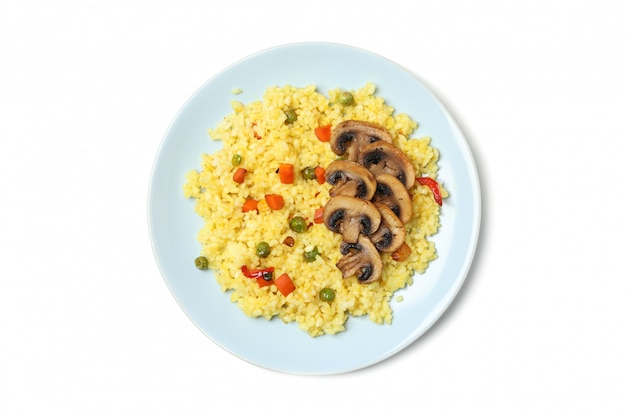 Assiette avec de délicieux riz et champignons isolés sur une surface blanche