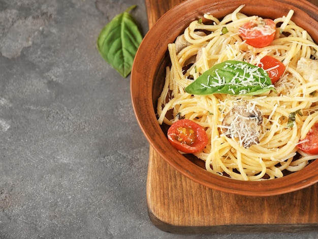 Assiette avec de délicieux tetrazzini de dinde sur planche de bois