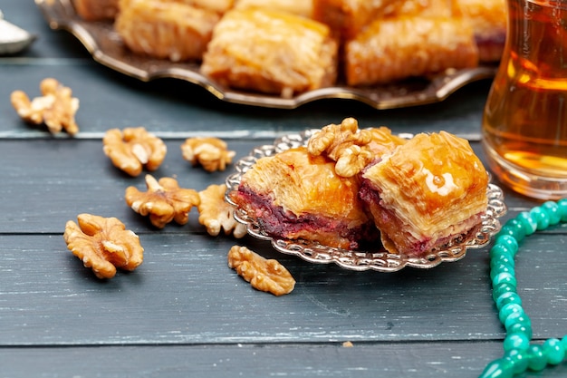 Assiette de dessert baklava close up servi sur table