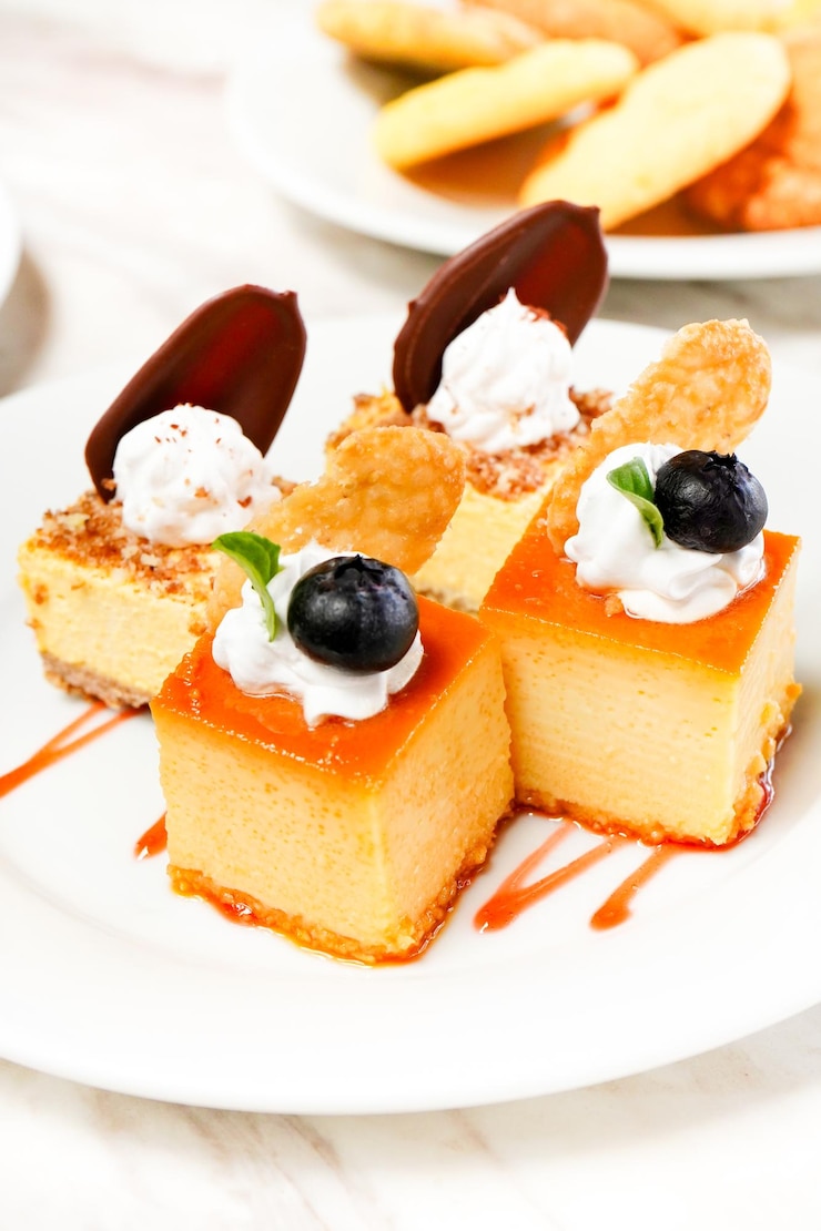 Photo une assiette de desserts avec une olive noire sur le dessus