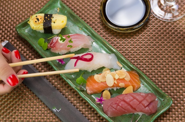 Assiette avec deux élégants nigiri sushi nigirizushi avec des coupes au couteau en forme de diamant