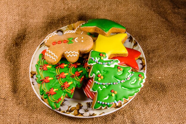 Assiette avec différents biscuits de pain d'épice de Noël sur un sac