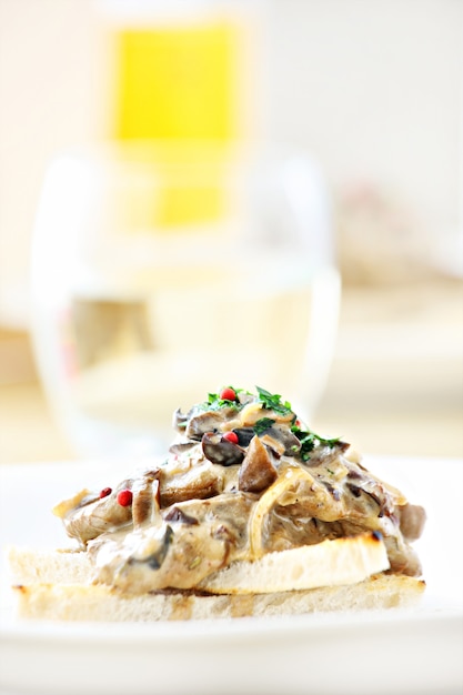 Assiette à dîner avec viande et champignons en sauce sur toast