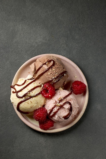 Assiette de diverses boules de crème glacée