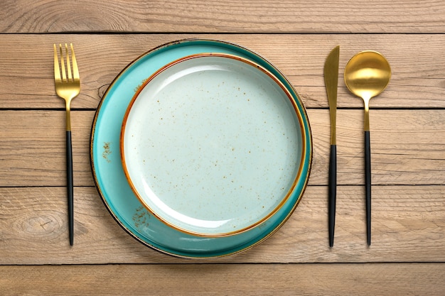 Assiette double ronde bleue et grise avec couverts