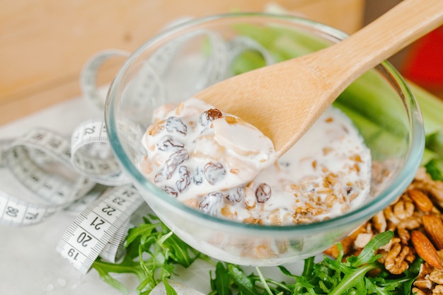 Assiette avec du muesli et du lait. petit-déjeuner sain