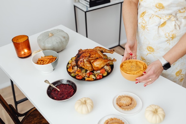 Assiette festive de Thanksgiving, dinde et tous les accompagnements