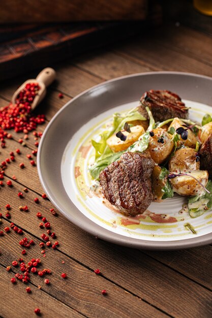 Assiette de filet mignon de boeuf aux pommes de terre