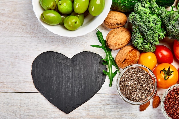 Assiette en forme de coeur avec des aliments sains