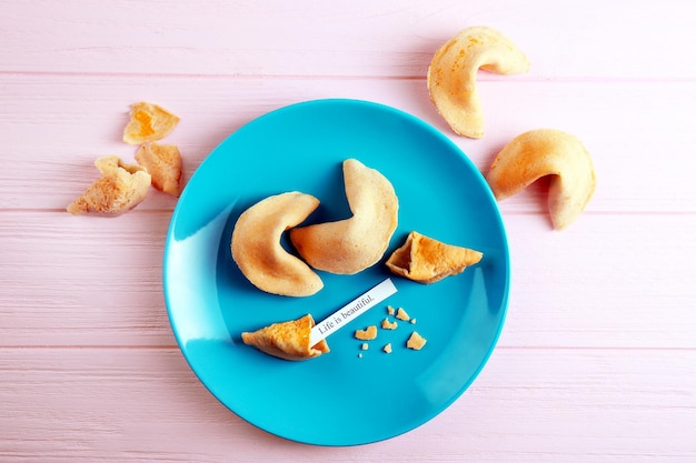 Assiette avec fortune cookies sur fond de bois