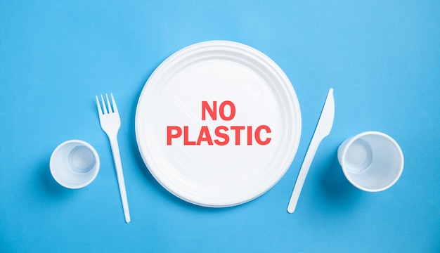 Assiette, fourchette et couteau en plastique blanc. Pas de plastique