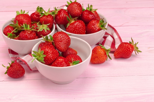 Assiette de fraises sur bois rose