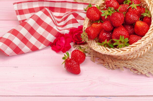 Assiette de fraises sur bois rose