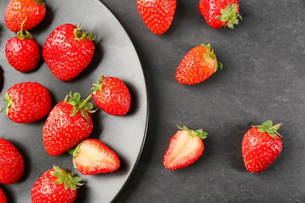 Assiette avec des fraises fraîches sur la table