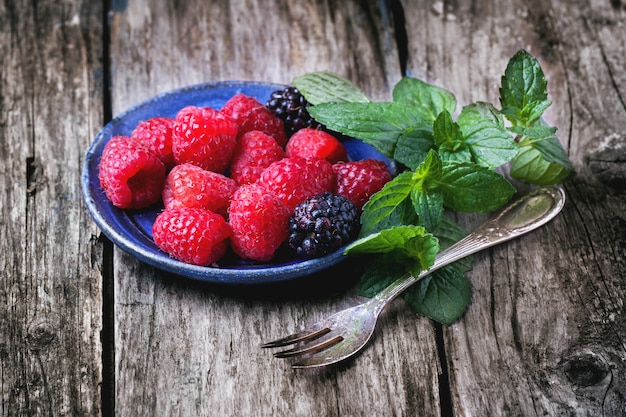 Assiette de framboises et de mûres