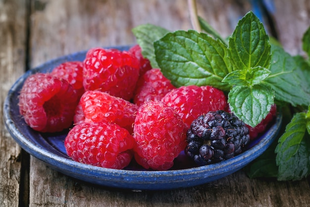 Assiette de framboises et de mûres