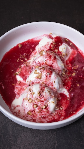 Une assiette de frites de fromage dans de la sauce à la cerise vue supérieure à plat sur un fond sombre