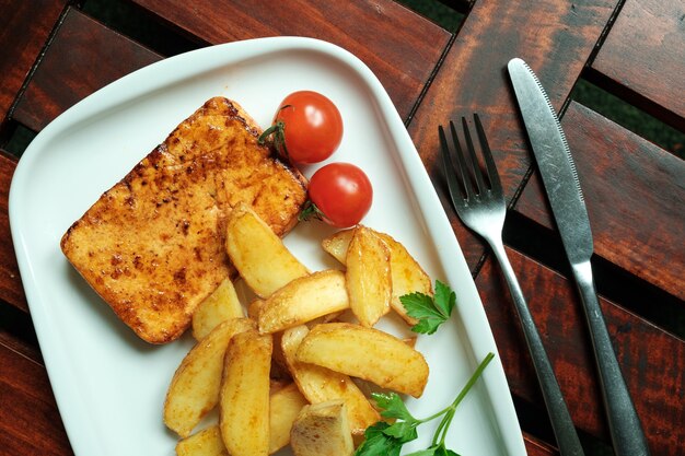 Une Assiette De Frites Avec Rattrapage, Fond En Bois