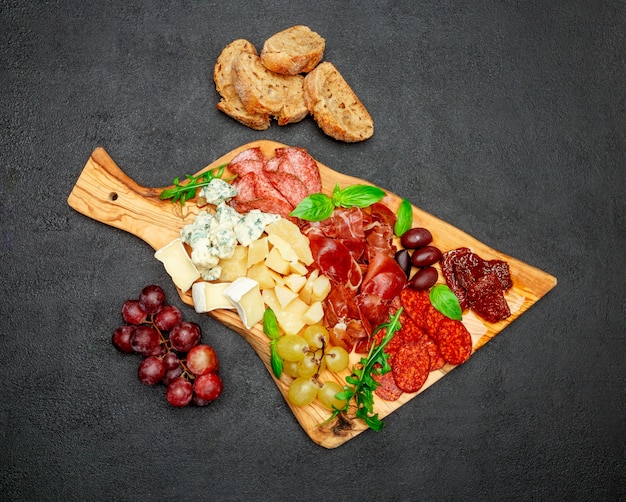 Assiette de fromage à la viande froide avec saucisse salami, prosciutto et fromage