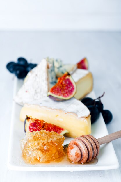 Assiette de fromages Assortiment de divers types et miel