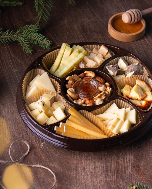 Assiette de fromages assortis au miel sur fond de bois rustique Vue de dessus