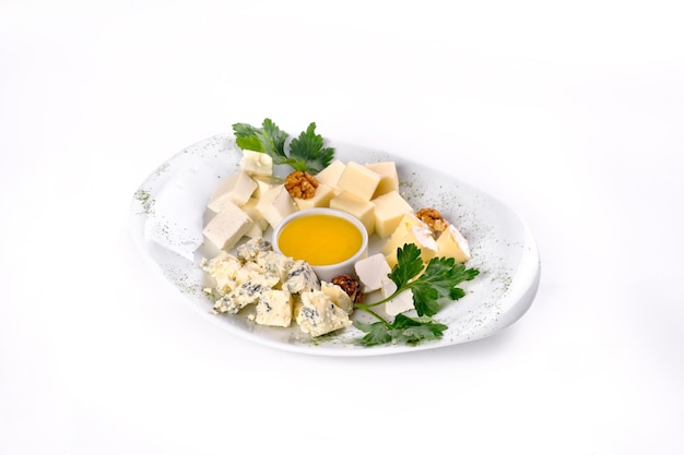 Assiette De Fromages Au Miel Sur Fond Blanc Isolé