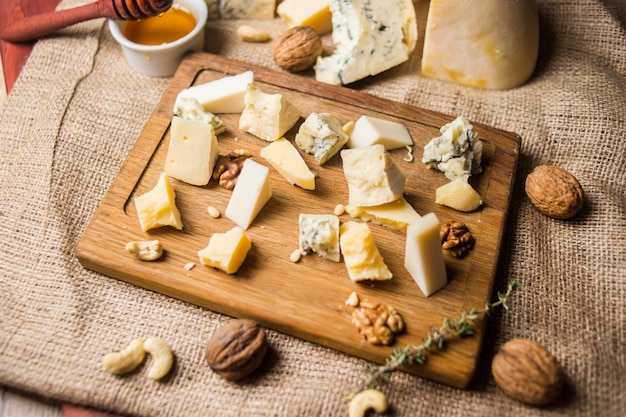 Assiette de fromages au miel