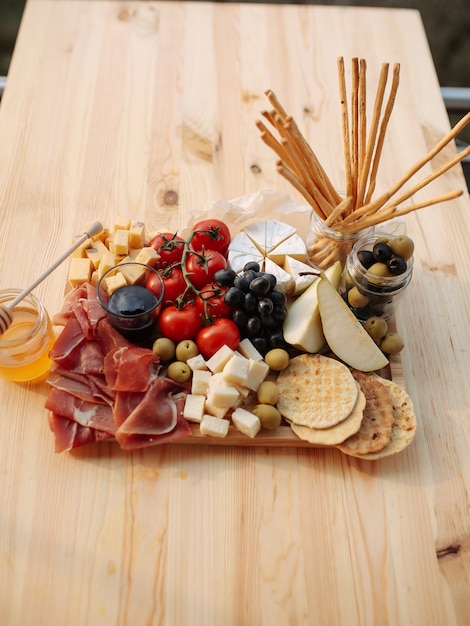 Assiette de fromages au prosciutto et légumes