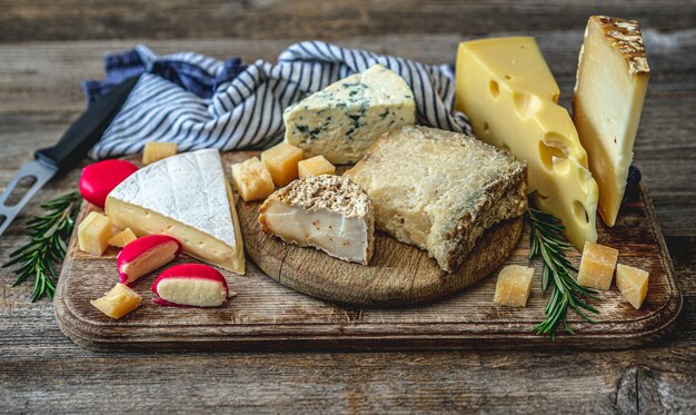 Assiette de fromages au romarin