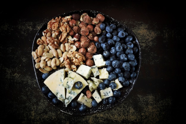 Assiette de fromages aux myrtilles et noix.