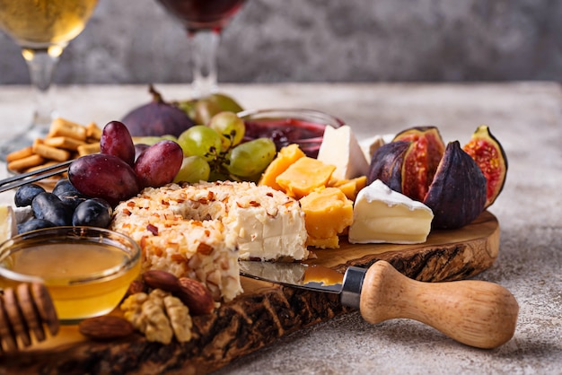 Assiette de fromages aux raisins et au vin