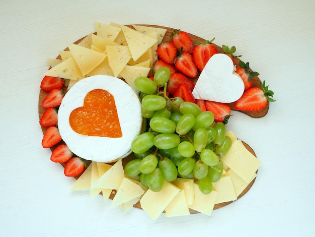 Assiette de fromages aux raisins et fraises