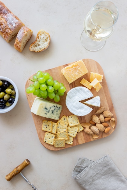 Assiette de fromages avec cracker, amandes et raisins