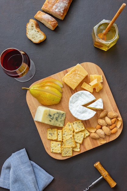 Assiette de fromages avec cracker, amandes et raisins