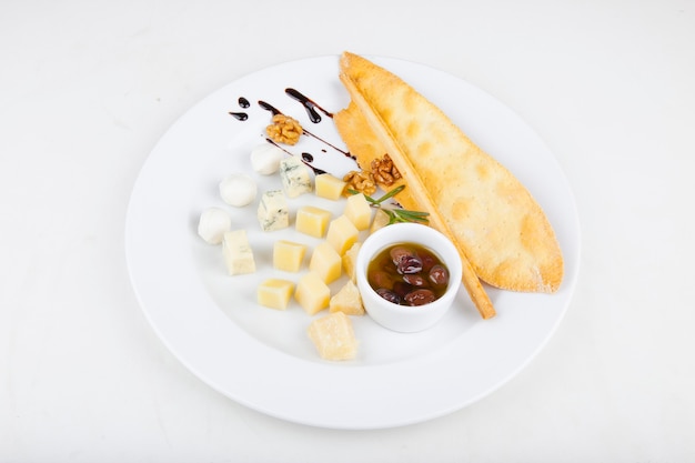 assiette de fromages mozzarella feta brie camembert gorgonzola dorblu parmesan