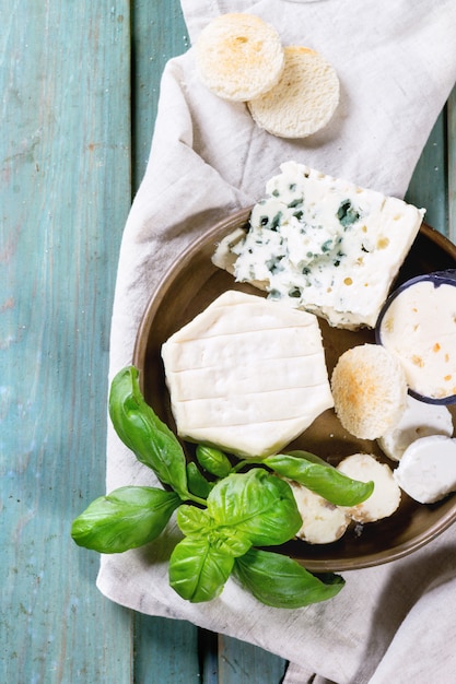 Assiette de fromages sur nappe