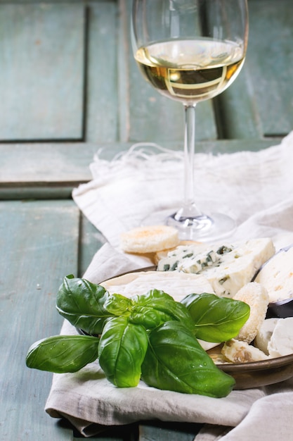 Assiette de fromages sur nappe