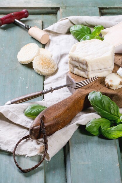 Assiette de fromages sur nappe