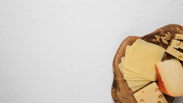 Photo assiette de fromages avec noix isolé sur blanc