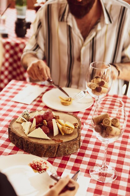 Assiette de fromages, plateau de charcuterie vins et fromages gourmands