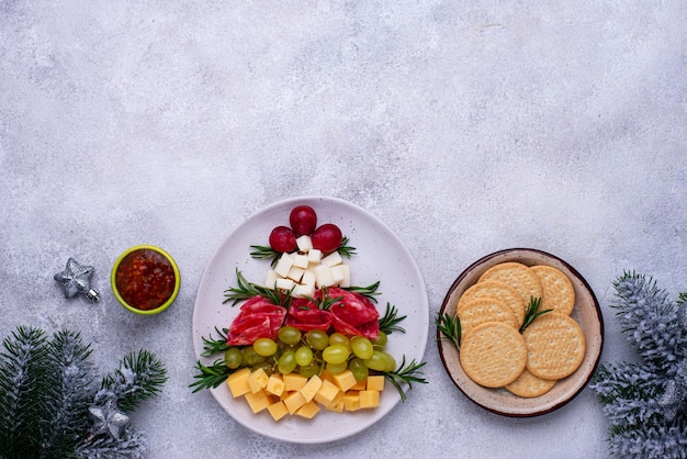 Assiette de fromages avec salami en forme d'arbre