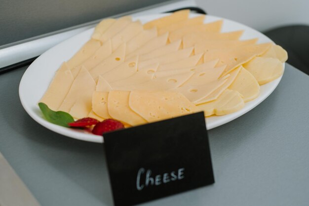 Assiette de fromages sur la table du buffet