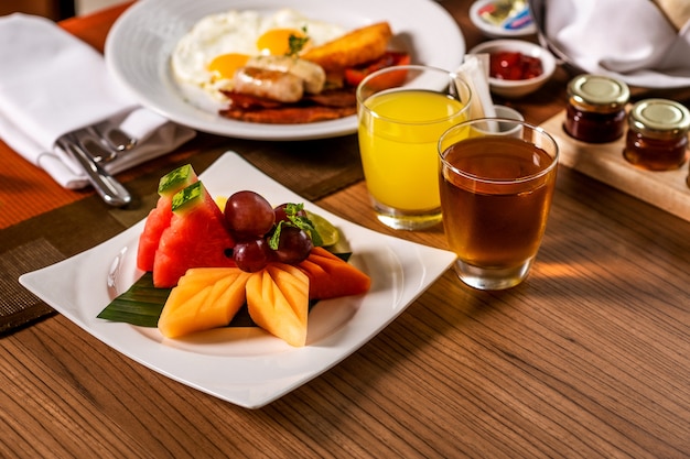 Une assiette de fruits frais pour le petit déjeuner